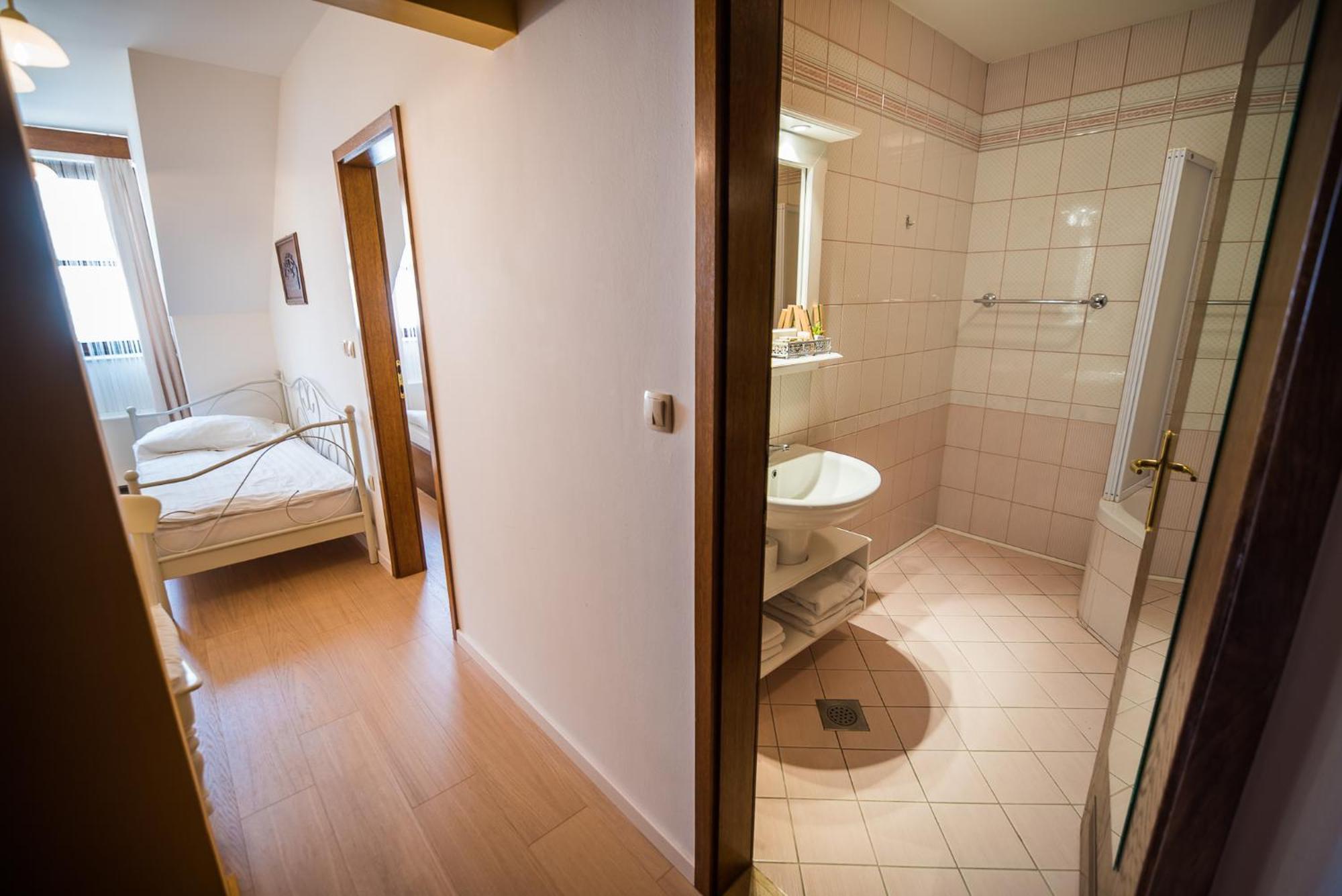 Splavar Rooms Brežice Oda fotoğraf